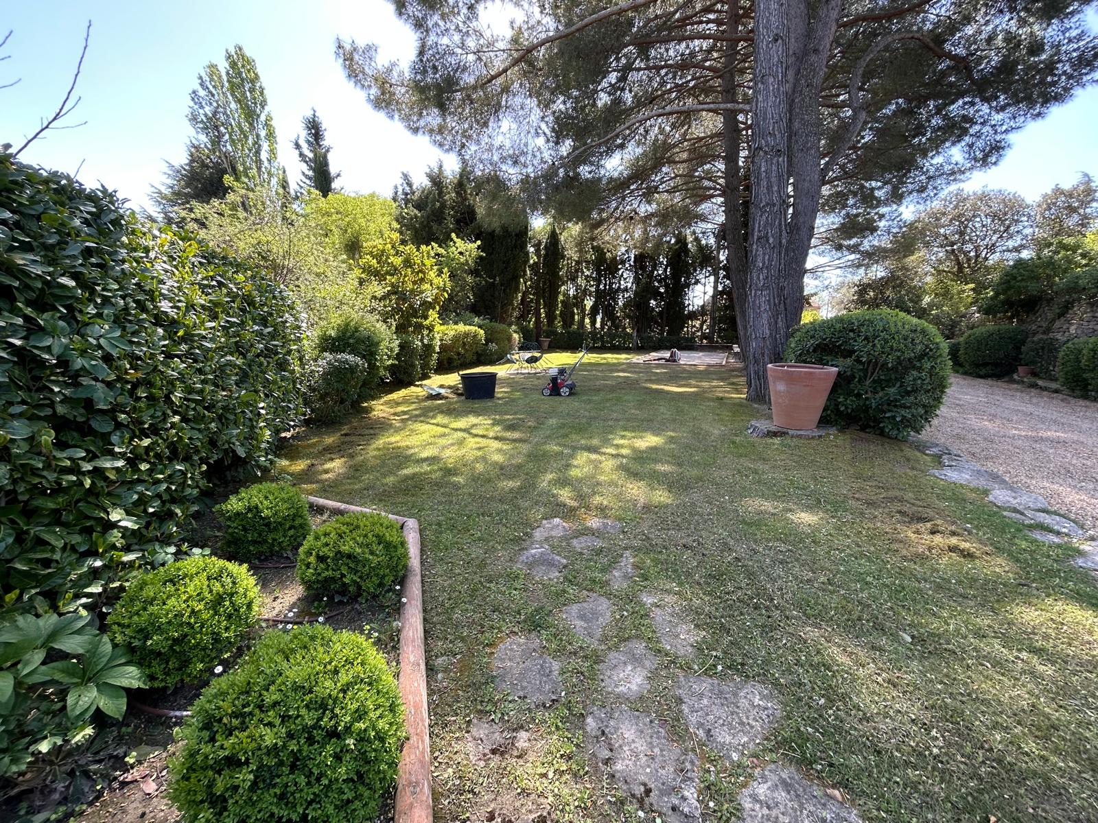 entretenir un grand jardin arboré