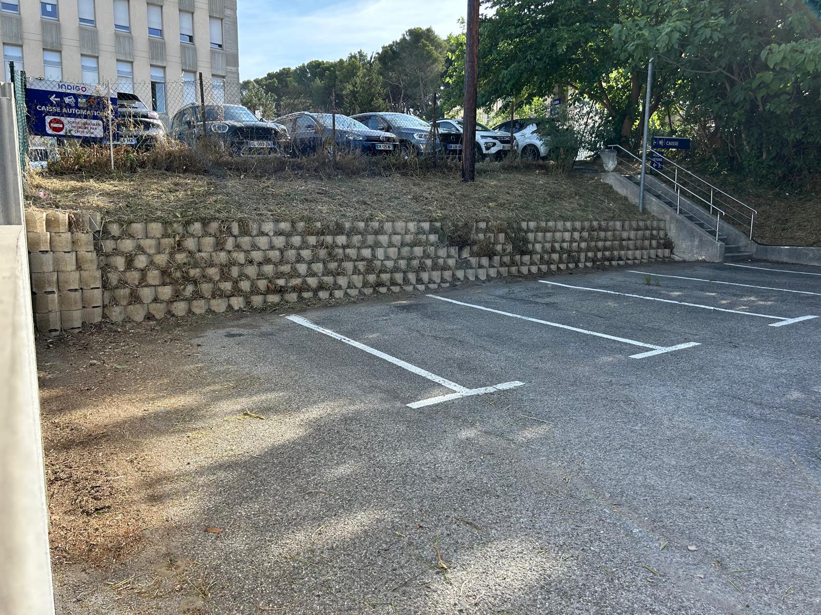 Debroussaillage parking Salon-de-Provence