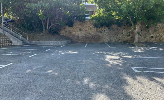 Débroussaillage d'un parking à Salon-de-Provence entretien des abords pour Indigo